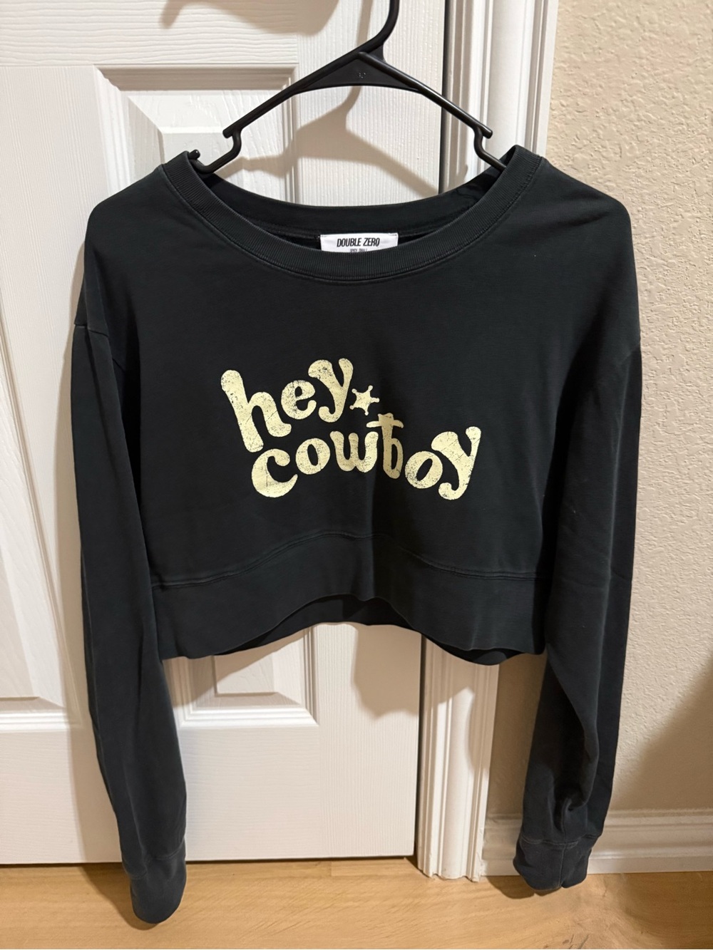 “Hey Cowboy” Cropped Graphic Sweatshirt 🤠